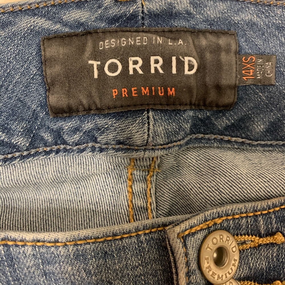 *SOLD* 🌺HP🌺 Torrid ripped jeggings - Picture 2 of 4